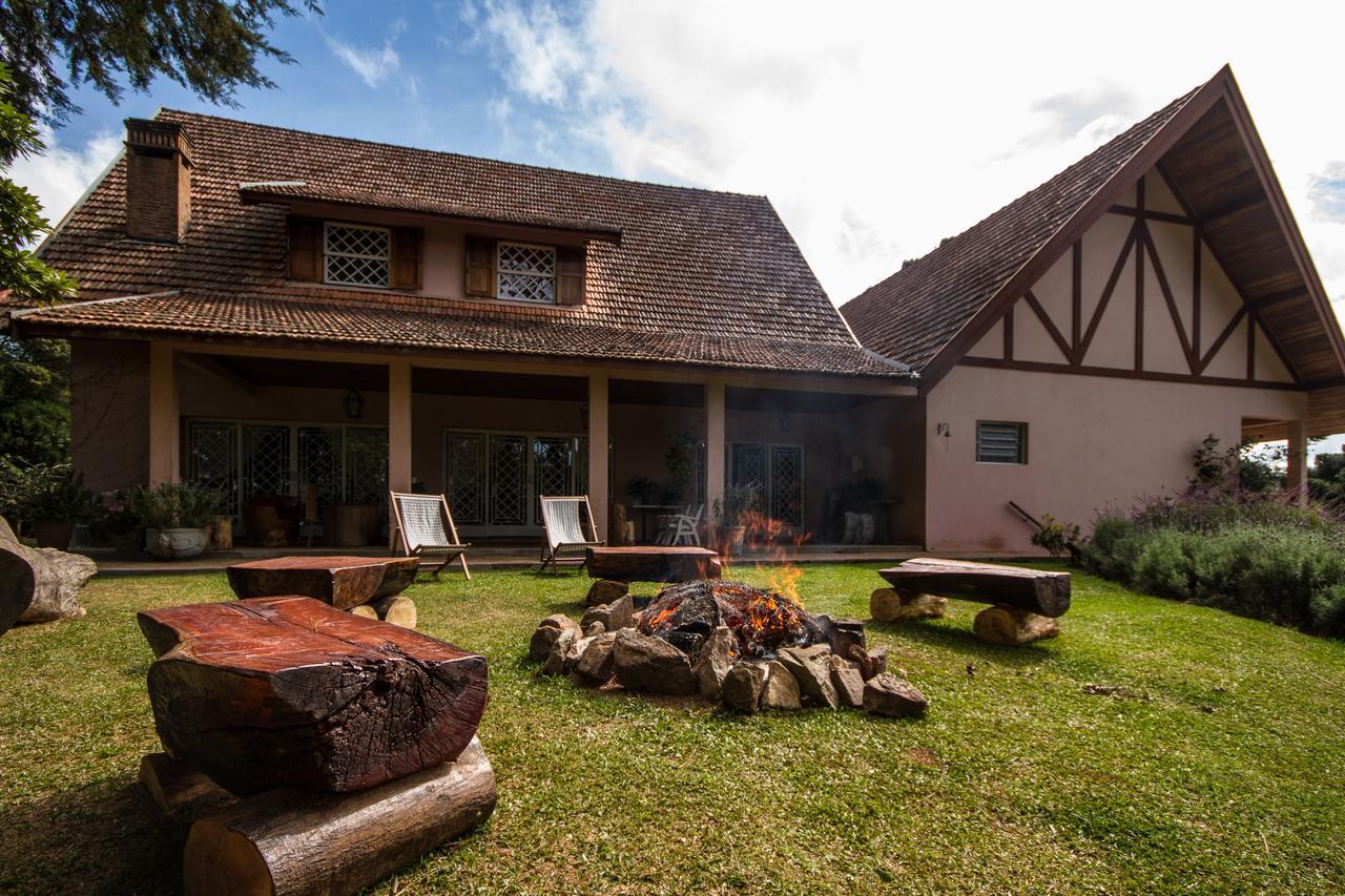 Casa De Cor Rosa Casa Dos Pinheiros Villa - Campos do Jordao — Fotos 1